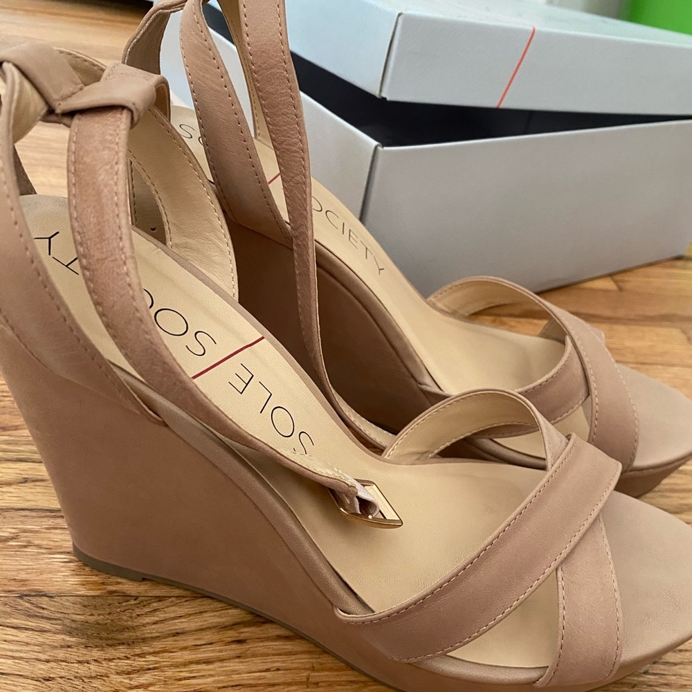 Nude wedges